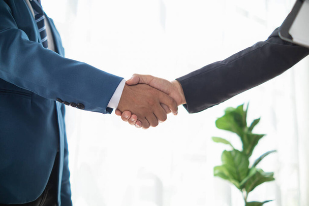 Бизнесмены и инвесторы пожимают руку после посещения совещания с консультативной группой после получения консультаций от консультативной группы о совместном инвестировании бизнеса. Концепция рукопожатия - Фото, изображение