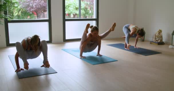 Grupo de mujeres jóvenes haciendo ejercicios de yoga
  - Metraje, vídeo