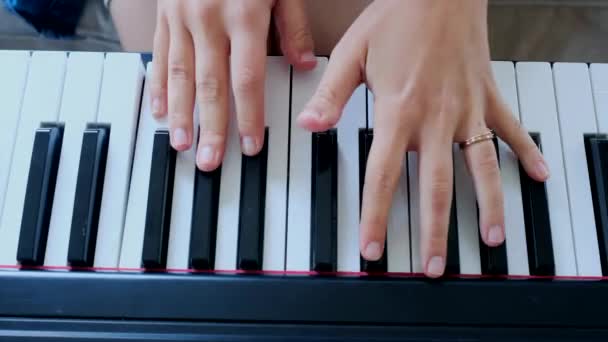 молодая женщина играет на пианино - Кадры, видео