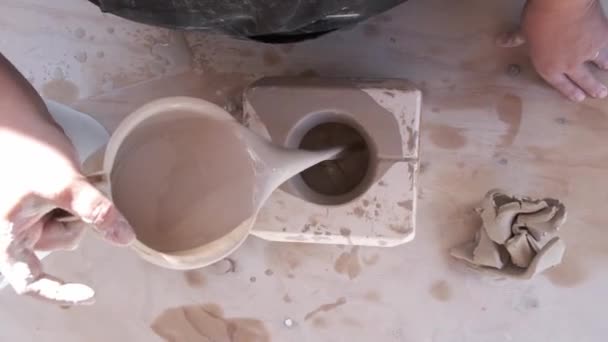 metraje de la mujer haciendo cerámica de barro - Metraje, vídeo