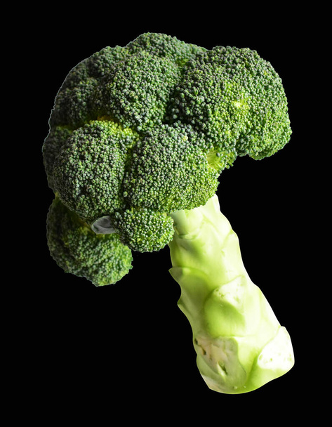 Brokkoli oder Blumenkohl isoliert mit Schneideweg auf schwarzem Hintergrund, kein Schatten, Kochzutaten, gesundes Gemüse - Foto, Bild