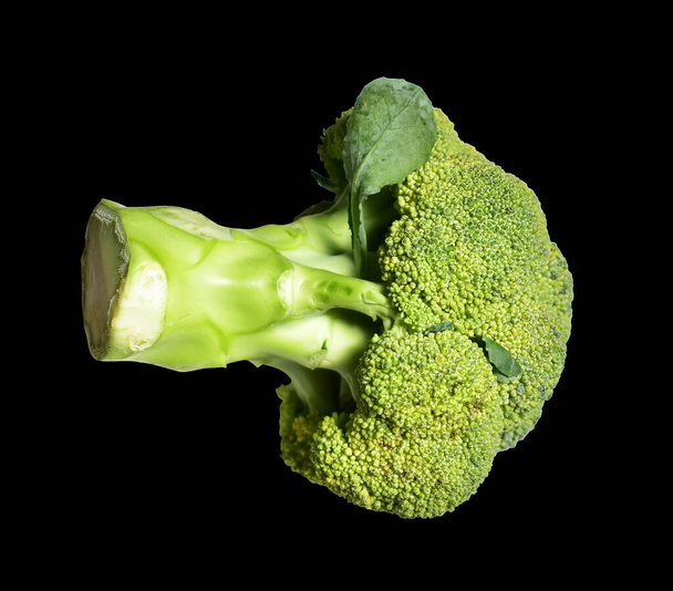 Brokolice nebo květák izolované s výstřižkem cesta inblack pozadí, žádný stín, vaření ingredience, zdravá zelenina - Fotografie, Obrázek