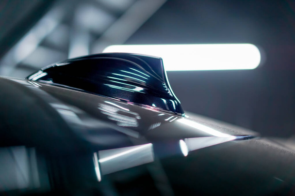 Крупним планом радіоантена розкішного автомобіля, покритого плівкою з ламінату на автомийці в процесі деталізації - Фото, зображення