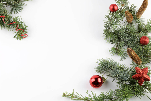 Boldog Karácsonyi üdvözlőlapot. Karácsonyi dekorációk fehér háttér. Ünnepek. Fénymásolási hely. - Fotó, kép
