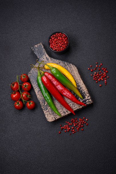 Peperoncini piccanti di tre diversi colori rosso, verde e giallo come ingrediente per la preparazione della salsa piccante - Foto, immagini