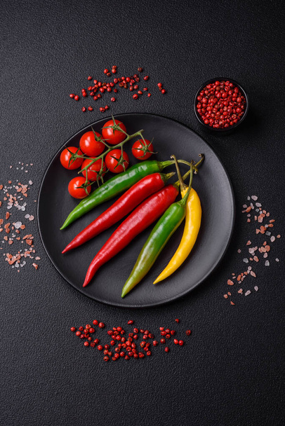 Ζεστές πιπεριές τσίλι τριών διαφορετικών χρωμάτων κόκκινο, πράσινο και κίτρινο ως συστατικό για την παρασκευή καυτερής σάλτσας - Φωτογραφία, εικόνα