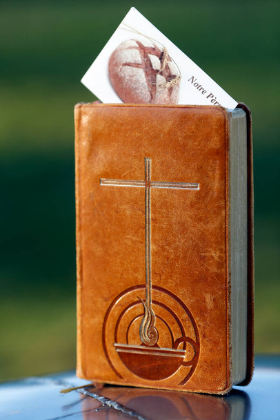 Cubierta de cuero marrón biblia vieja con cruz.  - Foto, imagen