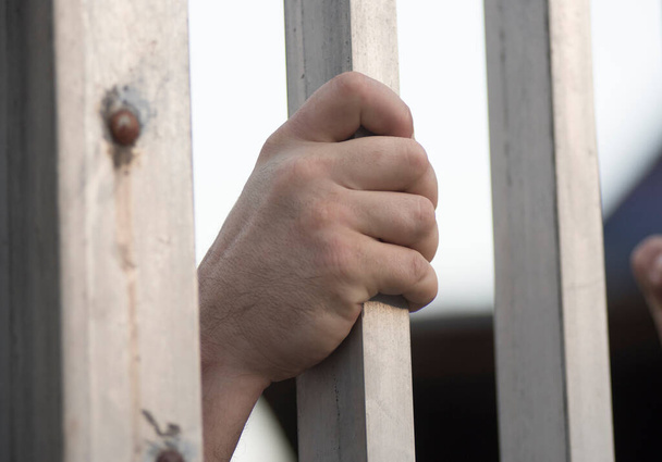 в'язень дивиться з вікна в'язниці
 - Фото, зображення