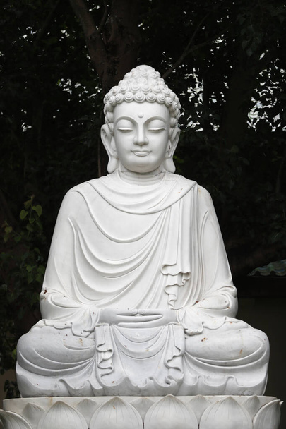 Linh Ung Budist tapınağı. Buda meditasyon pozunda oturuyor. Mermer heykel. Oturan Buda. Danang. Vietnam.  - Fotoğraf, Görsel