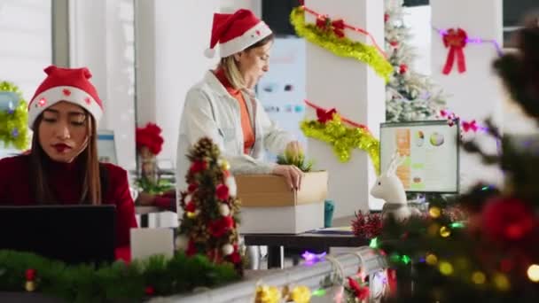 Pissed employee packs desk belongings and steals Christmas office ornaments on last day at work to feel better. Vengeful woman getting fired from job during layoffs, delighted about retribution - Séquence, vidéo