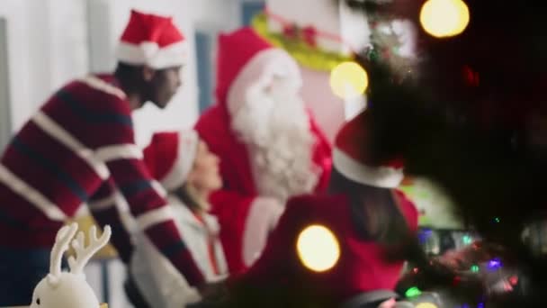 Lider zespołu przebrany za Mikołaja podczas świąt Bożego Narodzenia przekazuje zadania projektowe pracownikom. Dyrektor w Xmas urządził przestrzeń roboczą dyskutując z pracownikami w sezonie zimowym - Materiał filmowy, wideo