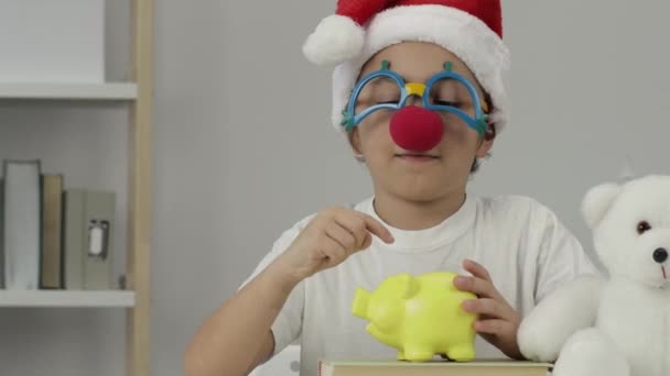 Menino de 9 anos em chapéu Santas pede caridade. Fecha a porta. Imagens 4k de alta qualidade - Filmagem, Vídeo