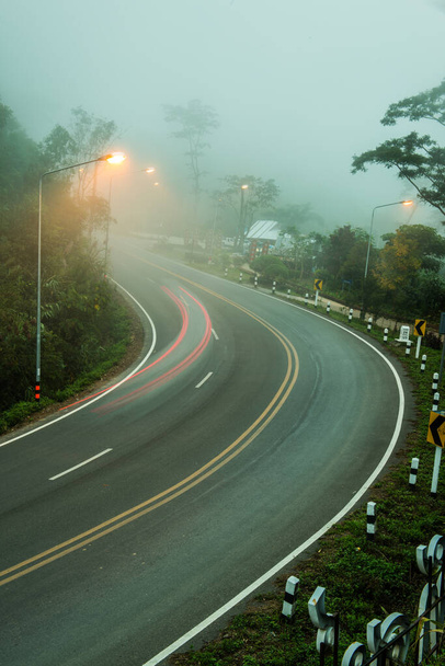 Hajlított út köd, Thaiföld. - Fotó, kép