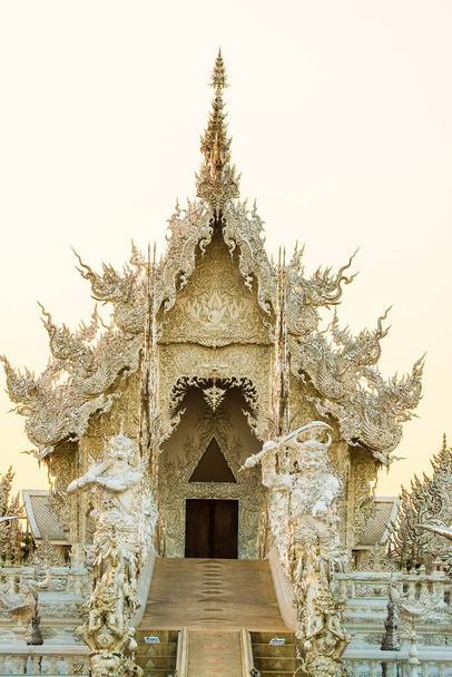 Tayland 'ın Chiang Rai bölgesindeki Rong Khun tapınağı.. - Fotoğraf, Görsel