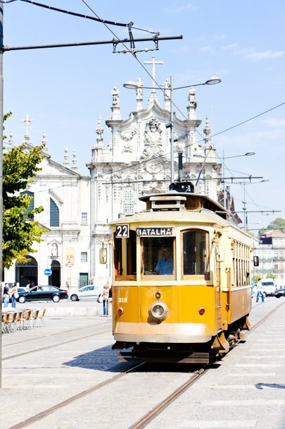 tram in de voorkant van de carmo-kerk (igreja carmo), porto, portugal - Foto, afbeelding
