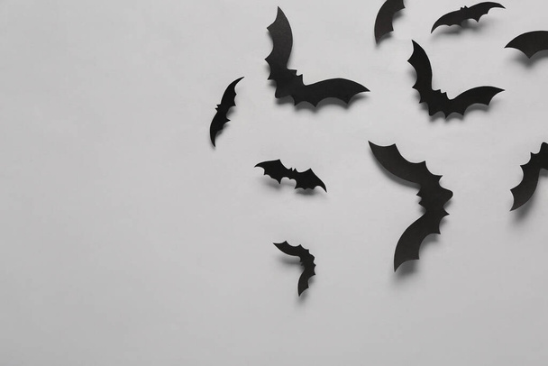 Papierfledermäuse für die Halloween-Party auf grauem Hintergrund - Foto, Bild