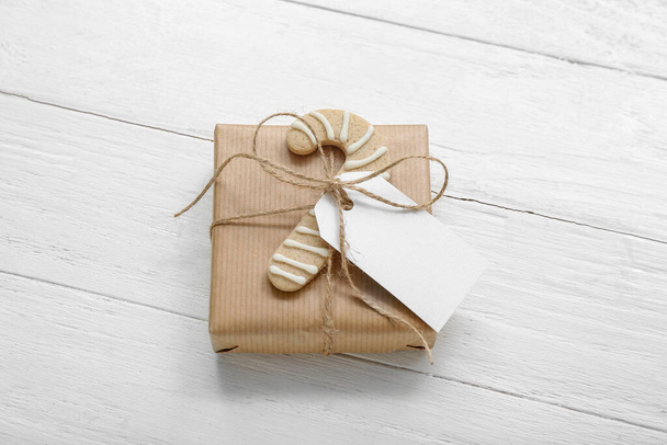 Рождественский подарок коробка и печенье на белом деревянном фоне - Фото, изображение