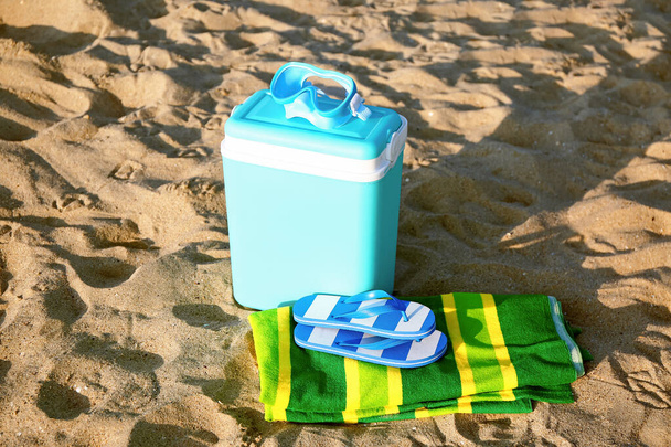 Refrigerador de playa y accesorios en arena - Foto, imagen