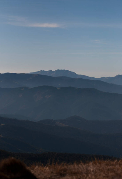 Vista em montanhas sob céu azul no outono em dia ensolarado - Foto, Imagem
