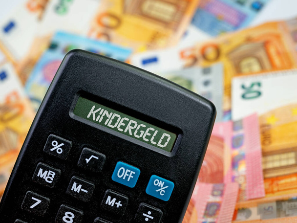 Calculatrice de poche avec le mot "kindergeld", traduction "prestation pour enfant" à l'écran - Photo, image