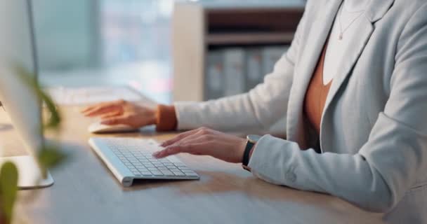 Bilgisayarlı, mail yazan ya da dijital ajansdaki makale için rapor yazan bir kadının elleri. İnternet, araştırma ve iş kadını online gözden geçirme, ağ oluşturma ve yazma ile birlikte - Video, Çekim