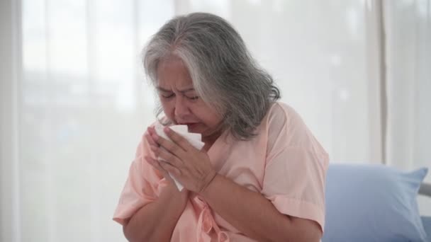 Азиатская пожилая пациентка шокирована, у нее кашель кровью и болью в груди в стационаре - Кадры, видео