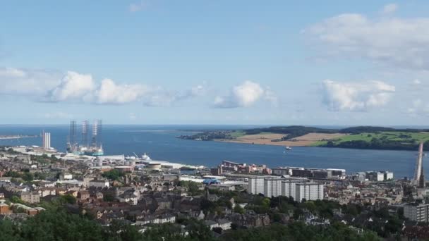 Panning luchtfoto van Dundee, Verenigd Koninkrijk gezien vanaf de Law Hill - Video