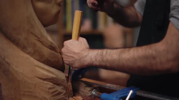 close up των αρσενικών χεριών που εργάζονται ως γλύπτης ξύλου στο εργαστήριο - Πλάνα, βίντεο