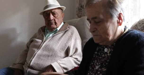 beeldmateriaal van liefdevol bejaarde echtpaar samen thuis - Video