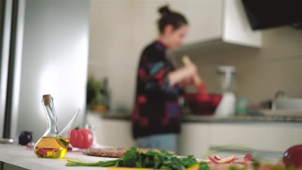 beeldmateriaal van vrouw koken groenten alleen in de keuken - Video