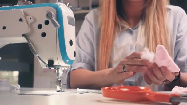 ワークショップで縫う若い女性 - 映像、動画