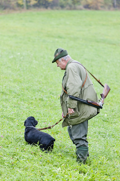 彼の犬の狩猟を持つハンター - 写真・画像