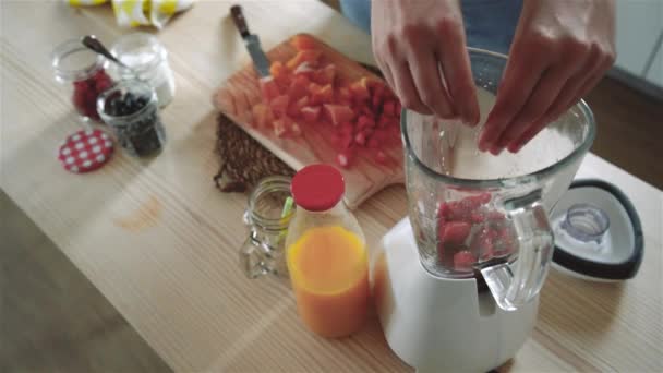 Nagranie kobiety gotującej warzywa z blenderem w kuchni - Materiał filmowy, wideo