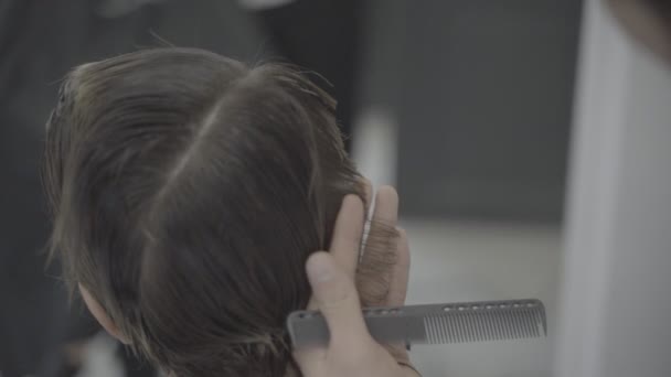 Cabeleireiro corte de cabelo com tesoura no salão de beleza - Filmagem, Vídeo