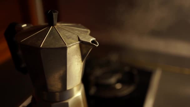 De cima metal geyser cafeteira com café aromático no fogão de fogo na cozinha - Filmagem, Vídeo