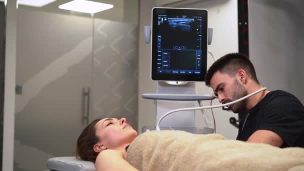 Erkek doktor hastanedeki ultrason cihazından göğüs röntgeni çekiyor. - Video, Çekim