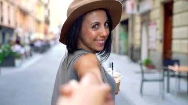 imagens de retrato de bela jovem na rua de Madrid, Espanha - Filmagem, Vídeo