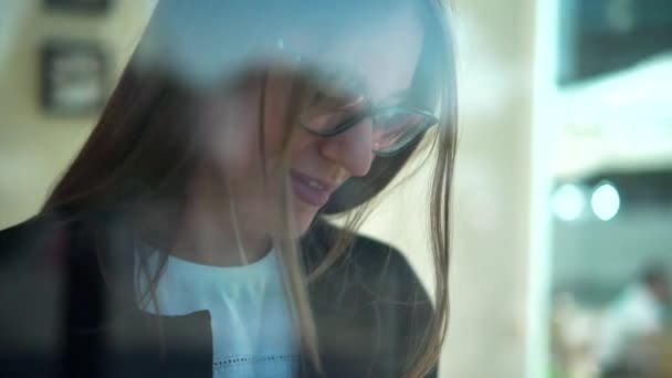 Ritratto di una giovane donna d'affari con smartphone in ufficio - Filmati, video