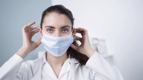 Doktor giyen tıbbi maske - Video, Çekim