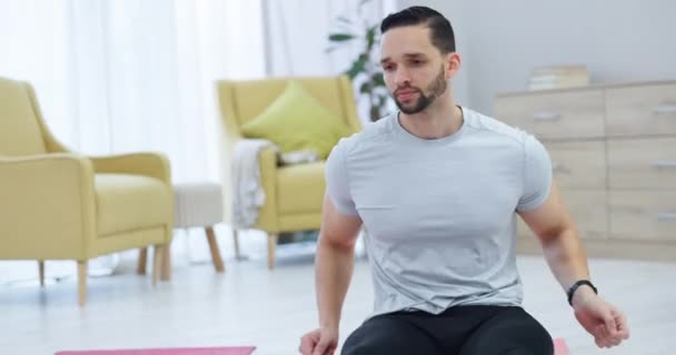 Zdraví, protahování a muž dělá jógu v obývacím pokoji pro fitness, wellness a bdělost. Klidný, meditační a mladý muž dělá pilates cvičení v salonku v jeho moderním bytě - Záběry, video