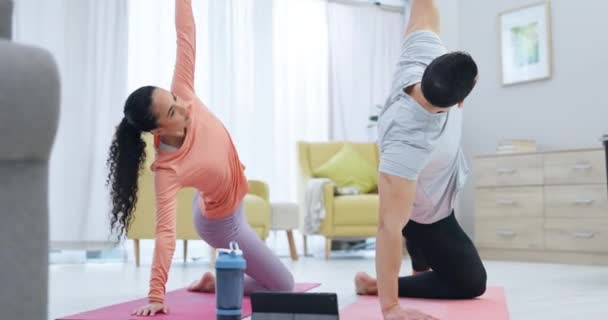Fitness, zdraví a pár cvičí jógu v obývacím pokoji společně pro tělo, mysl a duševní wellness. Klid, meditace a mladý muž a žena dělají pilates cvičení v salonku u nich doma - Záběry, video