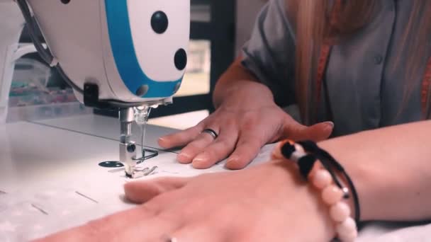 mujer joven cosiendo en el taller - Metraje, vídeo