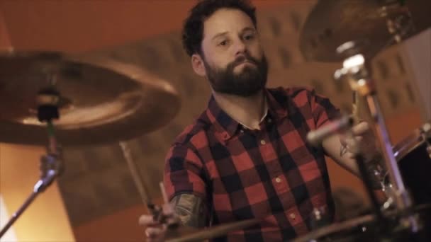 Músico tocando el tambor en el estudio - Imágenes, Vídeo