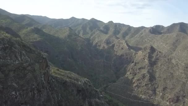 Güneşli bir günde Tenerife adasındaki görkemli dağ sırasının nefes kesici insansız hava aracı görüntüsü - Video, Çekim
