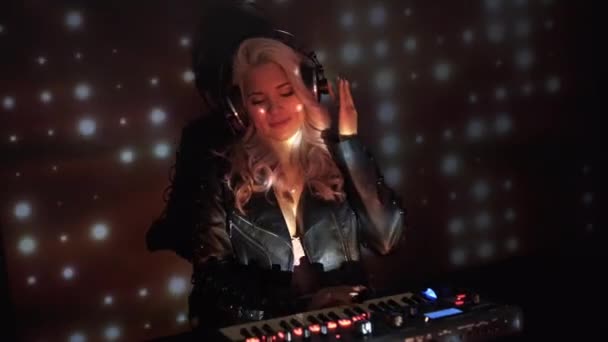 Cool női DJ dolgozik nightclub, álló lemezjátszók, létrehozása zenei készlet, éjszakai élet koncepció  - Felvétel, videó