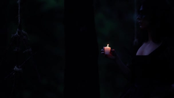 όμορφη μάγισσα κορίτσι φαντασίας με κερί στο δάσος νύχτα - Πλάνα, βίντεο