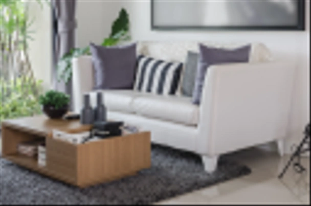 Белый диван с деревянным столом
 - Фото, изображение