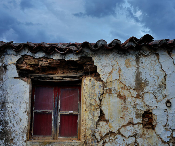 opuštěný dům uprostřed staré budovy, Abrantes, Portugalsko - Fotografie, Obrázek
