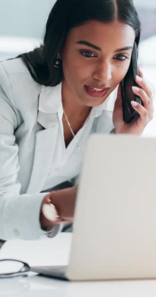 Telefoongesprek, planning en zakelijke Indiase vrouw op laptop voor praten, discussie en communicatie. Bedrijfskantoor, e-mail en vrouwelijke persoon spreken op de computer voor contact, netwerk en gesprek. - Video