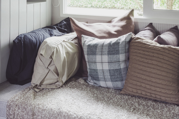 viele Kissen auf Sofa mit Decke im Wohnzimmer zu Hause - Foto, Bild